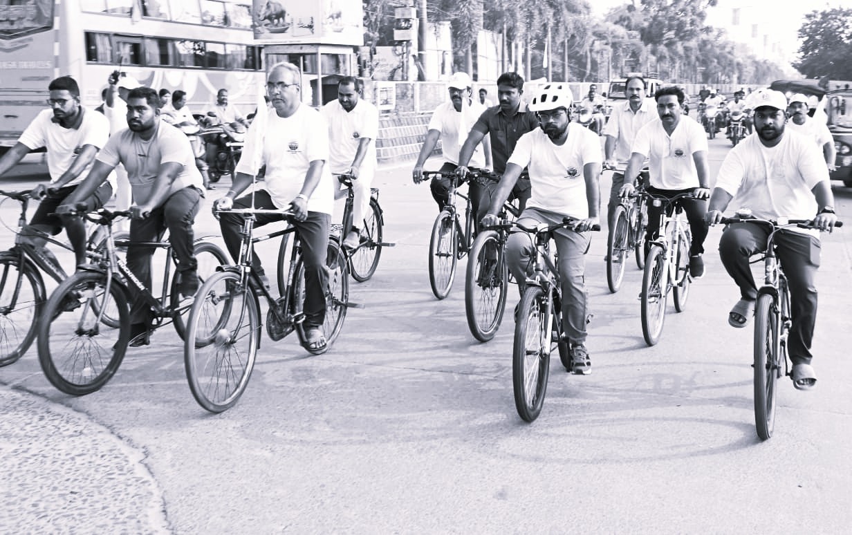 ఆయన రూటే సపరేట్.. సైకిల్పైనే కలెక్టరేట్కు!