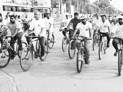 ఆయన రూటే సపరేట్.. సైకిల్‌పైనే కలెక్టరేట్‌కు!