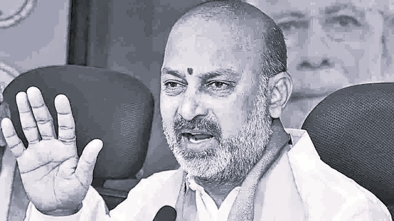 మావోయిస్టులతో సంబంధాలు తెంచుకోండి: బండి హెచ్చరిక