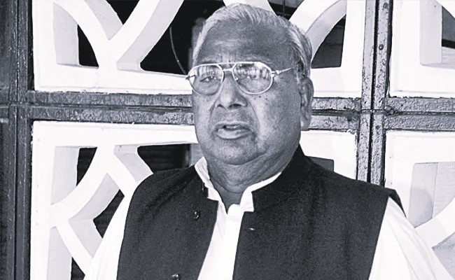 కర్ణాటక సీఎం సిద్ధరామయ్యకు వీహెచ్ మద్దతు