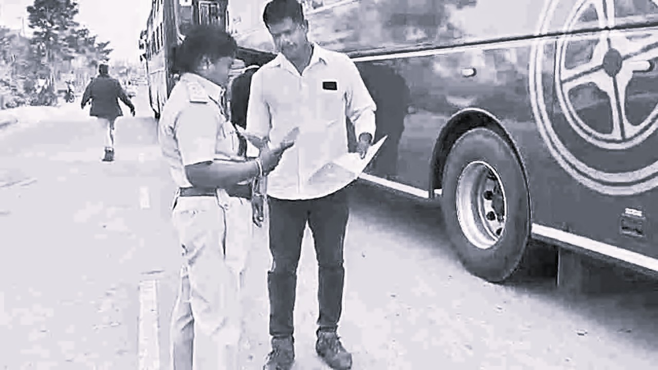 తెలంగాణలో కొనసాగుతున్నప్రైవేట్ బస్సుల తనిఖీలు