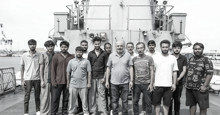 వాణిజ్య నౌక నుంచి 14 మంది సిబ్బందిని రక్షించిన శ్రీలంక నావికాదళం