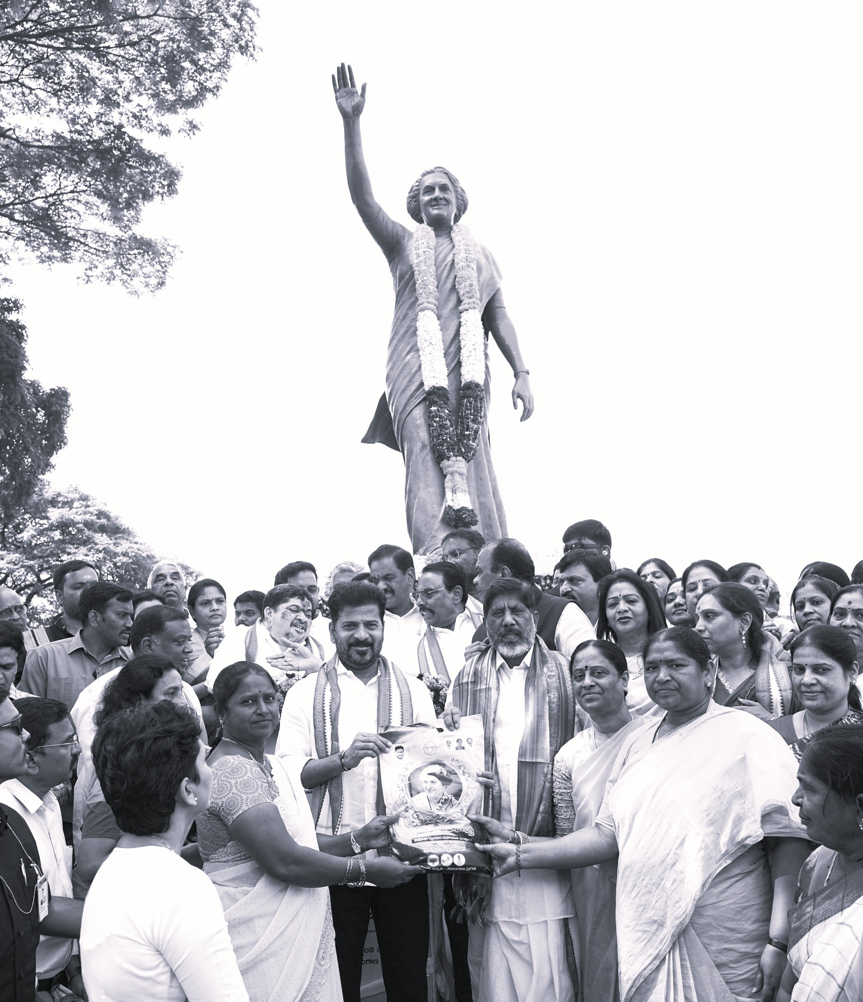 ఇందిరమ్మ చీరల పంపిణీ ప్రారంభించిన సీఎం రేవంత్ రెడ్డి