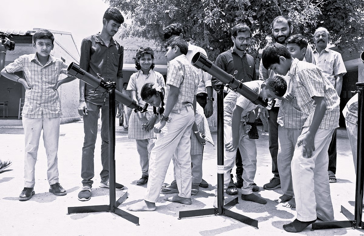 ప్రభుత్వ పాఠశాలలకూ టెలిస్కోప్లు: కర్ణాటక మంత్రి బోసురాజు