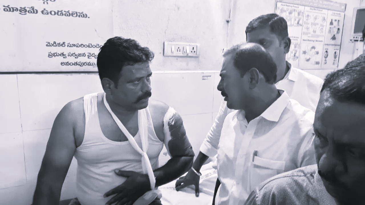 అనంతపురంలో యువకుడి వీరంగం:సీఐ సహా ముగ్గురిపై కత్తితో దాడి