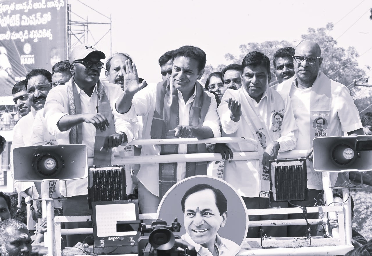 ముగ్గురు మంత్రులు.. 30 శాతం కమిషన్ వసూలు చేస్తున్నారు: కేటీఆర్