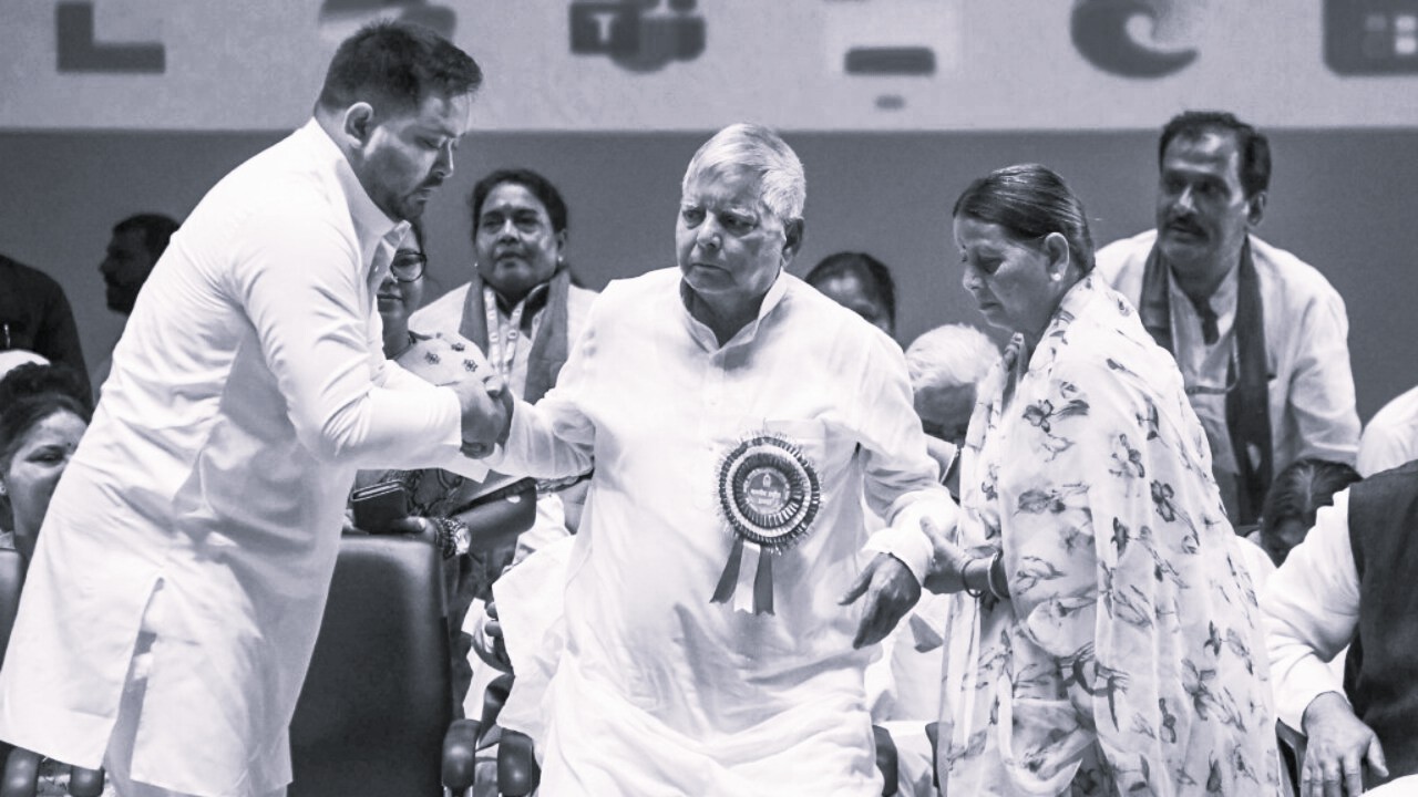 రైల్వే ఉద్యోగాల కుంభకోణం: లాలు ప్రసాద్ యాదవ్పై అభియోగాల నమోదుకు ఢిల్లీ కోర్టు ఆదేశం