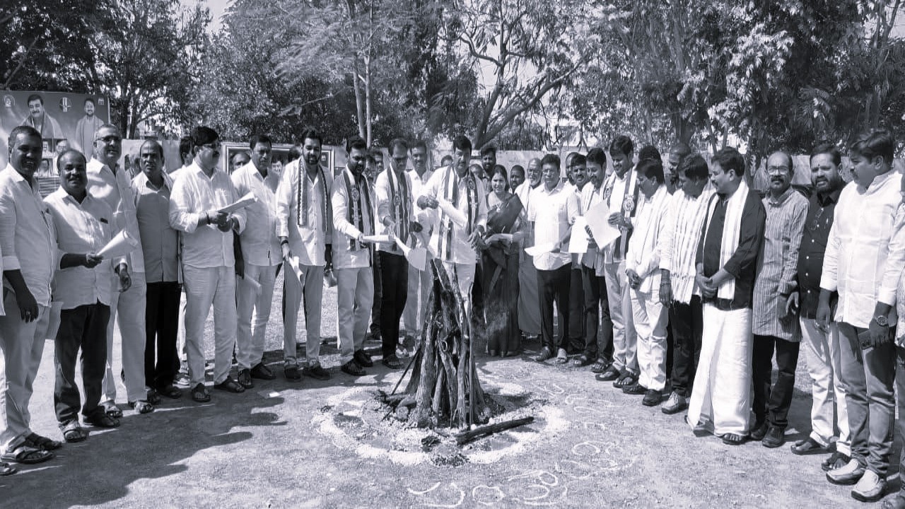 భోగి మంటల్లో ‘మెడికల్’ జీవోల దహనం: రాష్ట్రవ్యాప్తంగా వైసీపీ నిరసనలు