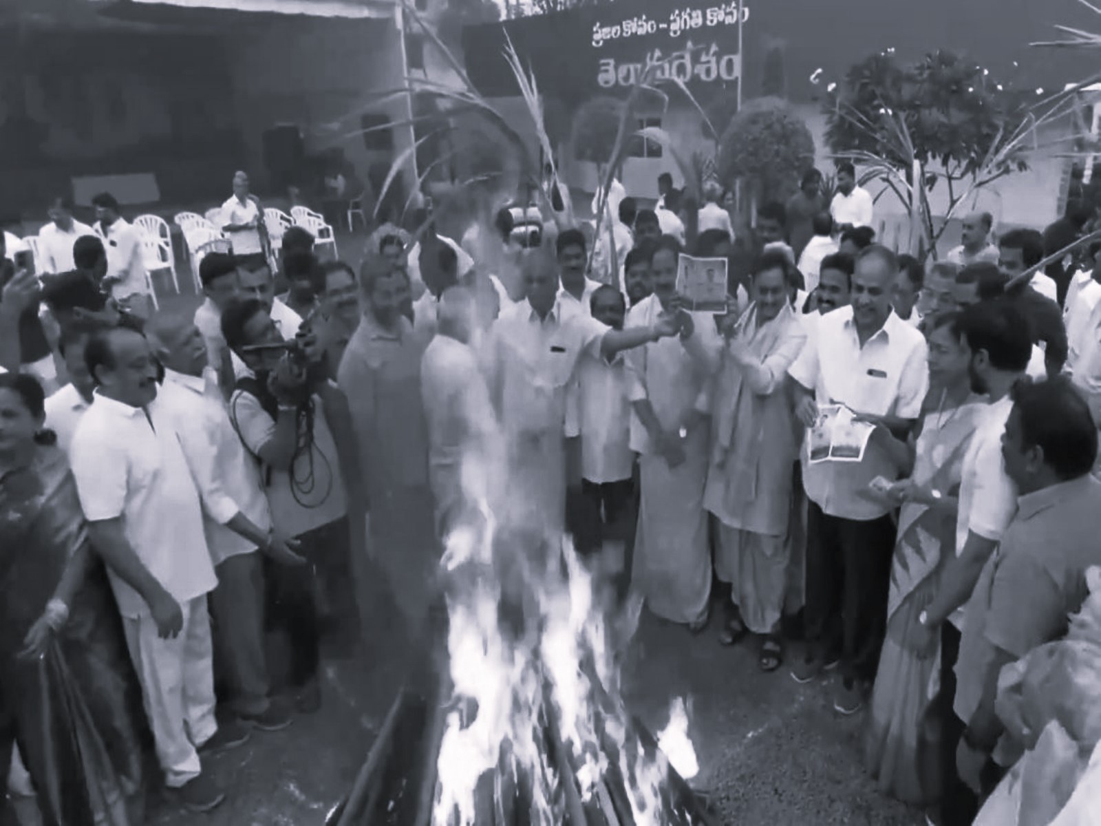 విజయవాడ: జగన్ ఫొటోలున్న పాసుపుస్తకాలను భోగి మంటల్లో తగలబెట్టిన టీడీపీ నేతలు