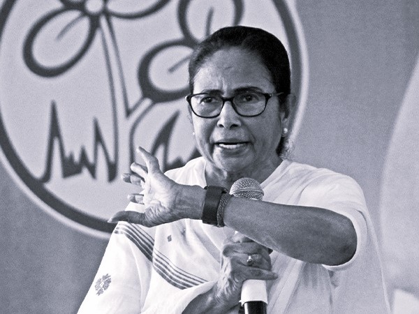 బెంగాల్ సీఎం మమతా బెనర్జీపై రూ.100 కోట్ల పరువు నష్టం దావా