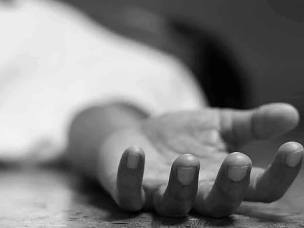 గొరంట్ల పోలీస్ స్టేషన్ ఆవరణలో వ్యక్తి ఆత్మహత్య
