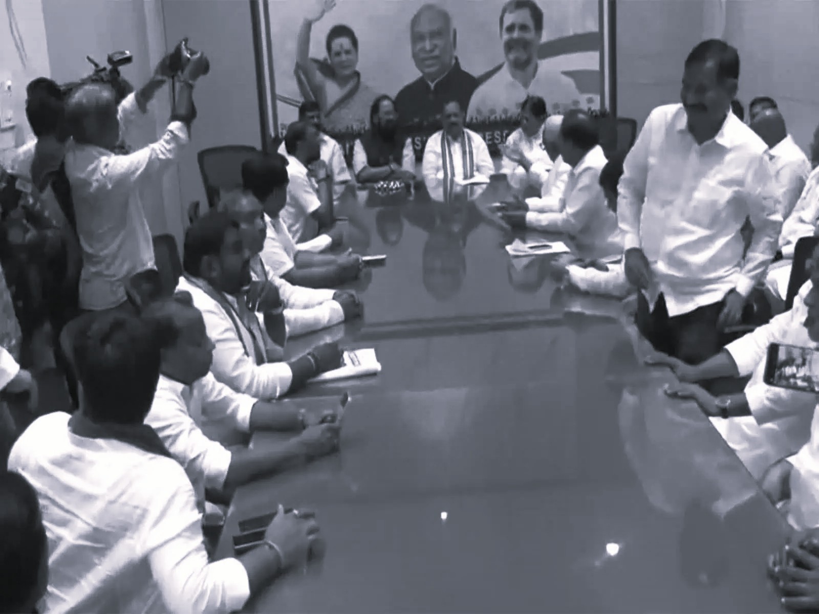 నిజామాబాద్ మున్సిపల్ పోరు: 70% సీట్లే లక్ష్యంగా కాంగ్రెస్ 'విజయ' వ్యూహం