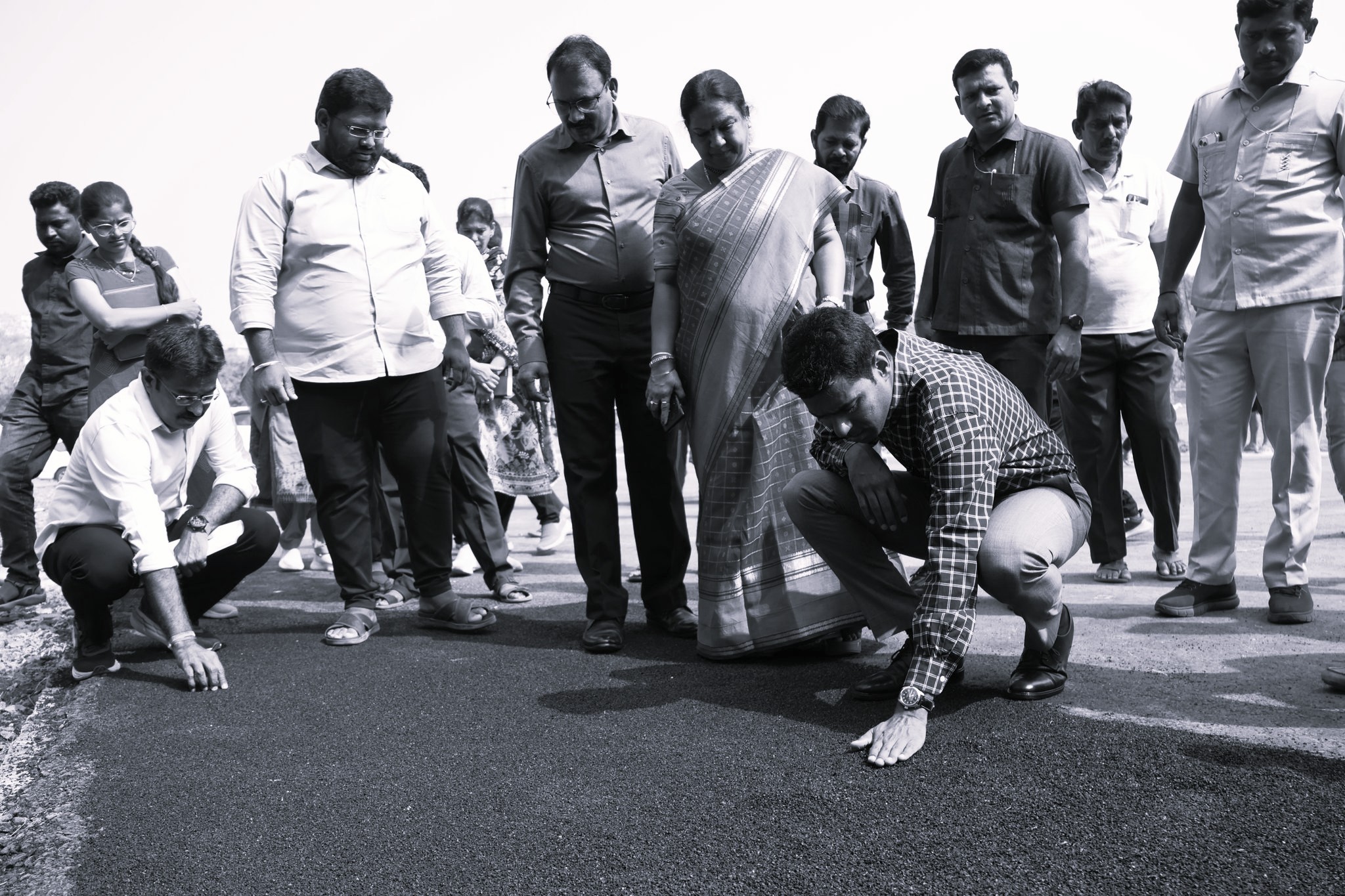 ఖమ్మంలో రూ. 8.50 కోట్లతో అంతర్జాతీయ స్థాయి సింథటిక్ ట్రాక్ పనుల పరిశీలించిన కలెక్టర్