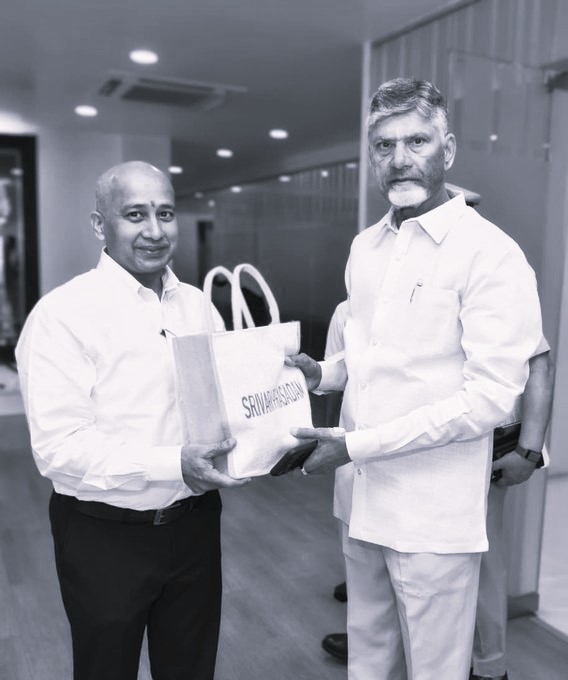 సీఎంని కలిసిన టీటీడీ ఇన్ఛార్జ్ ఈవో ముద్దాడ రవిచంద్ర