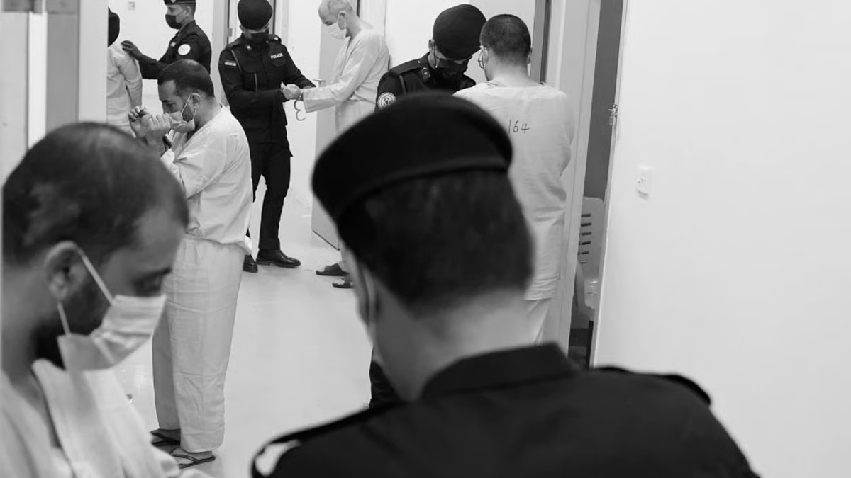 US transfers over 5,700 Islamic state detainees from Syria to Iraq for trial