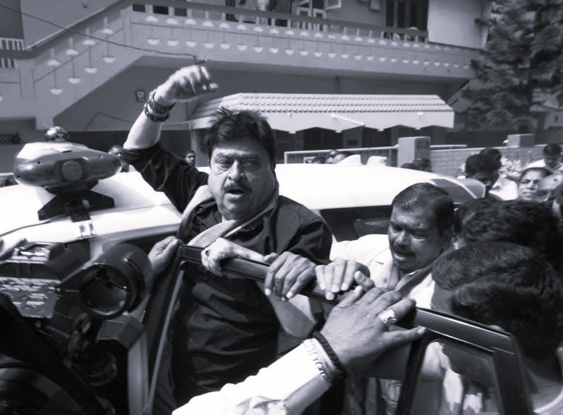 కామారెడ్డికి బయలుదేరిన బీజేపీ రాష్ట్ర అధ్యక్షుడు రామచందర్రావు అరెస్ట్