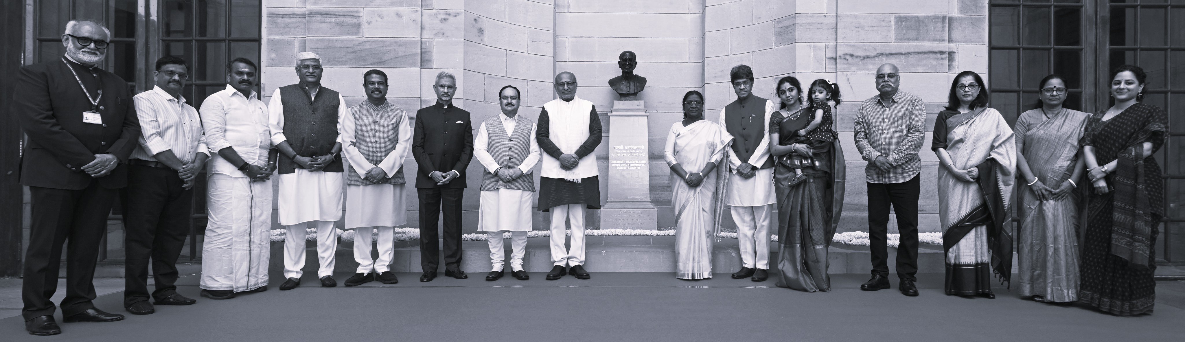 రాష్ట్రపతి భవన్ లో చక్రవర్తి రాజగోపాలచారి విగ్రహావిష్కరణ