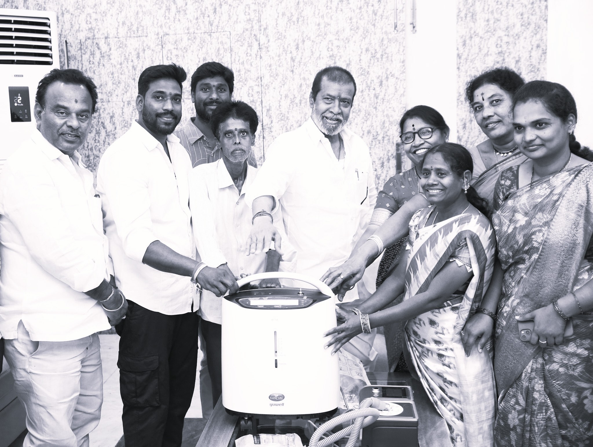 జోగిపేట వాసికి మంత్రి దామోదర రాజనర్సింహ ఆక్సిజన్ కాన్సన్ట్రేటర్ అందజేత