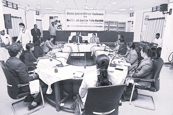 పెండింగ్ కేసులను పరిష్కరించండి: హైకోర్టు న్యాయమూర్తి పుల్లా కార్తీక్