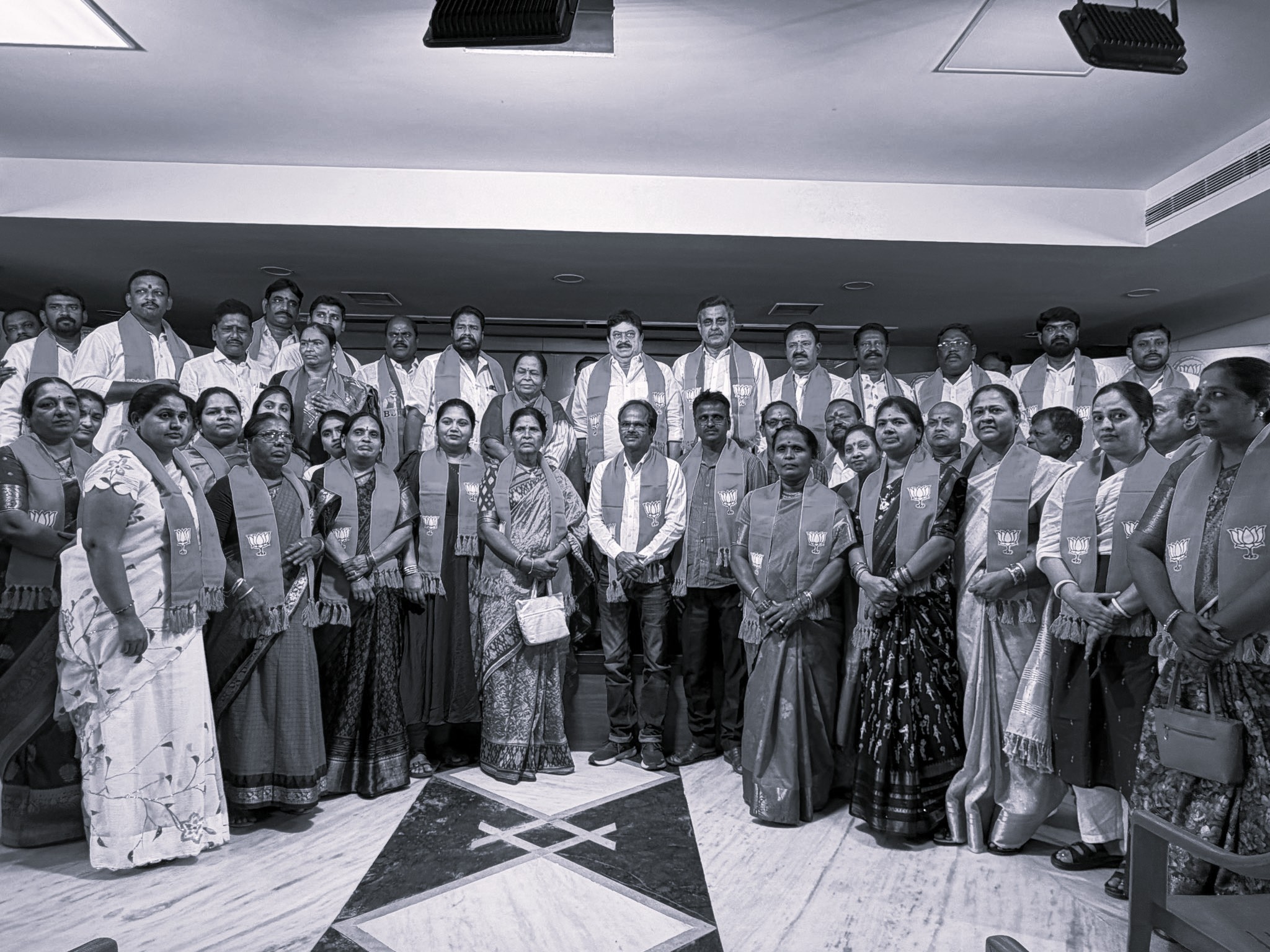 బీజేపీలోకి చేరిన బీఆర్ఎస్ మాజీ కార్పొరేటర్ మేకల విజయలక్ష్మి