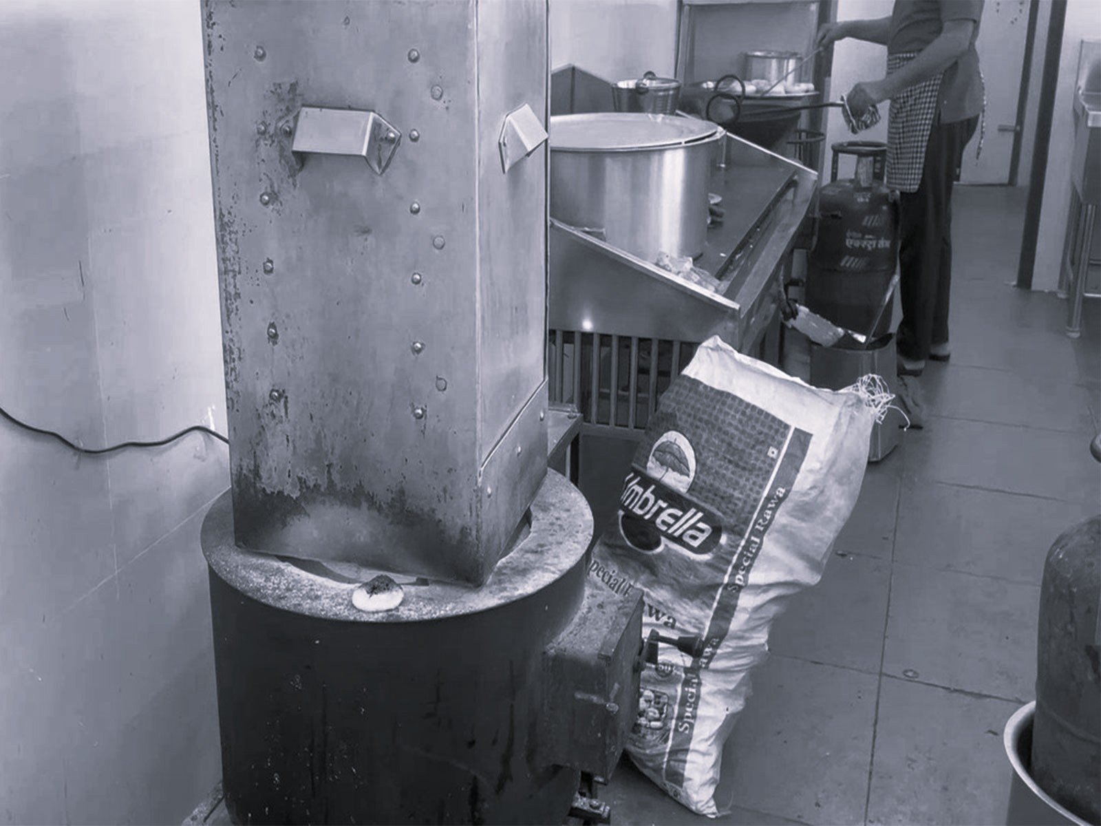 Hyderabad Eateries Turn to Electric Stoves Amid Commercial Gas Shortage