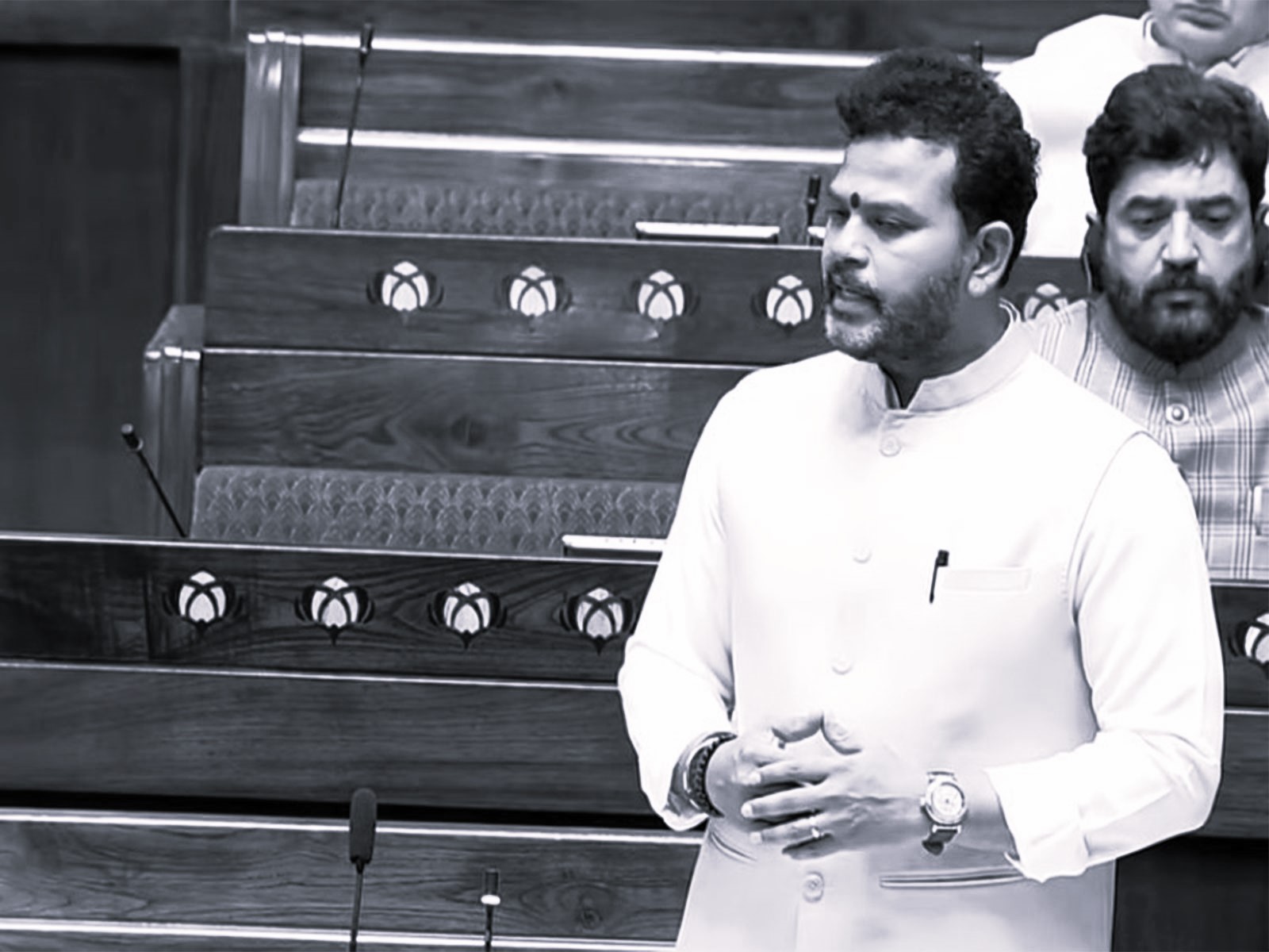 పశ్చిమాసియా యుద్ధం ప్రభావం…5,500కు పైగా విమానాలు రద్దు