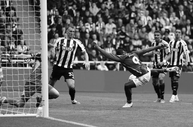 Sunderland edge Newcastle late in EPL as Arsenal, City await League Cup final