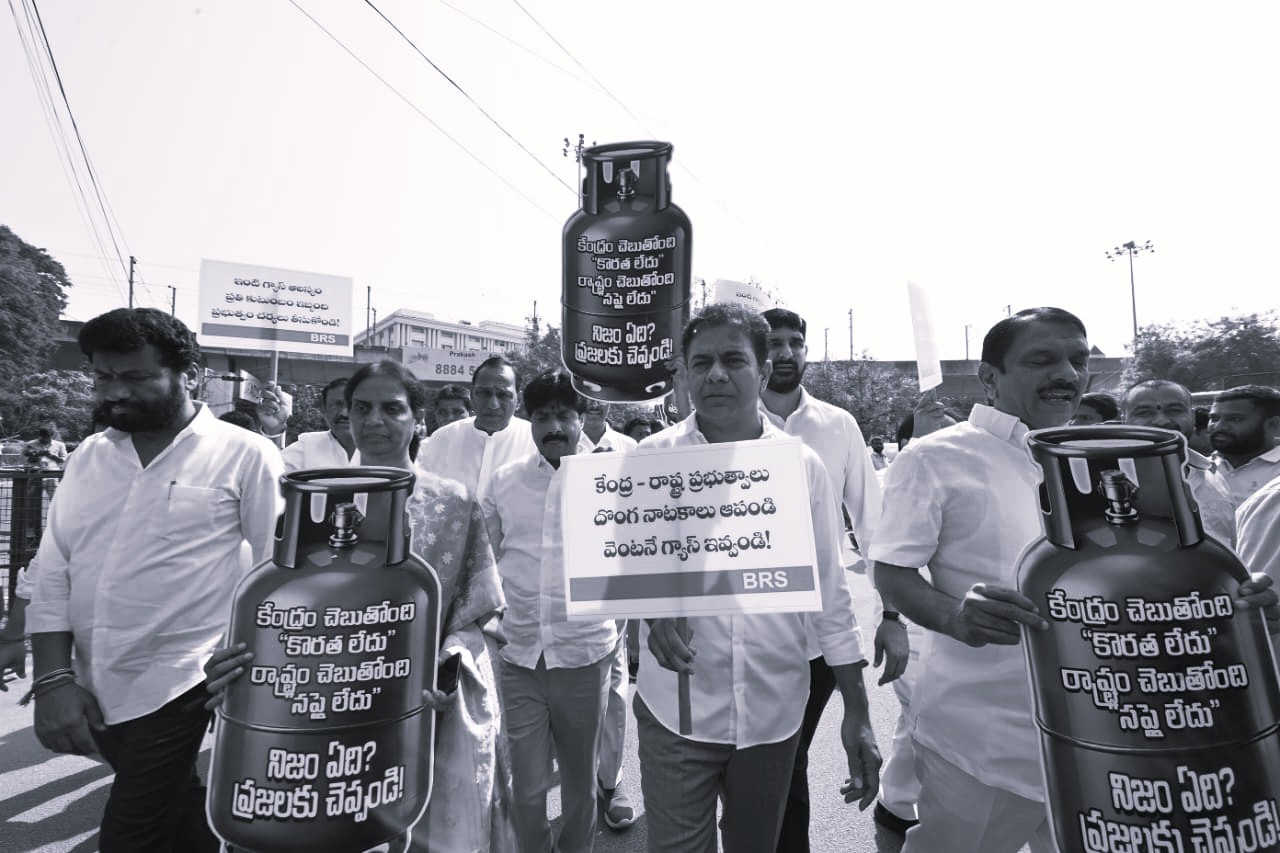 గ్యాస్ కొరతపై గన్ పార్క్ వద్ద బీఆర్ఎస్ ఎమ్మెల్యేలు, ఎమ్మెల్సీల నిరసన
