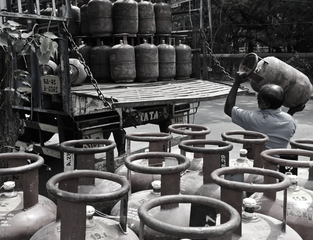 10 arrested for illegal LPG trade in Hyderabad, 414 cylinders seized