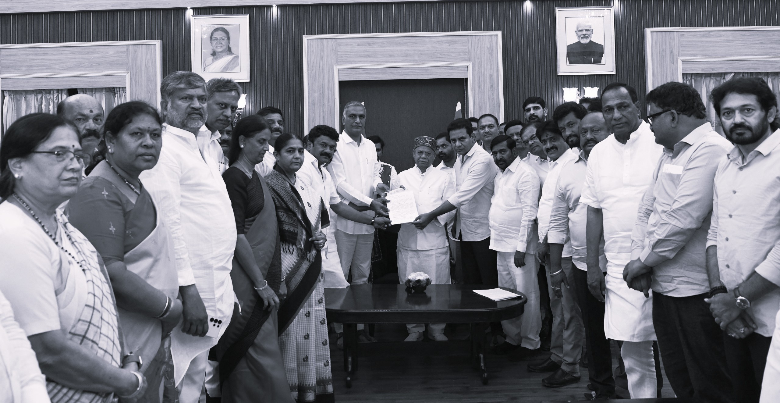 గవర్నర్కు బీఆర్ఎస్ ఫిర్యాదు: మంత్రి పొంగులేటిని బర్తరఫ్ చేయాలని డిమాండ్