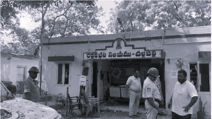 సీజ్ చేసిన బాణాసంచా పేలి ఎస్సై సహా నలుగురు కానిస్టేబుళ్లకు గాయాలు