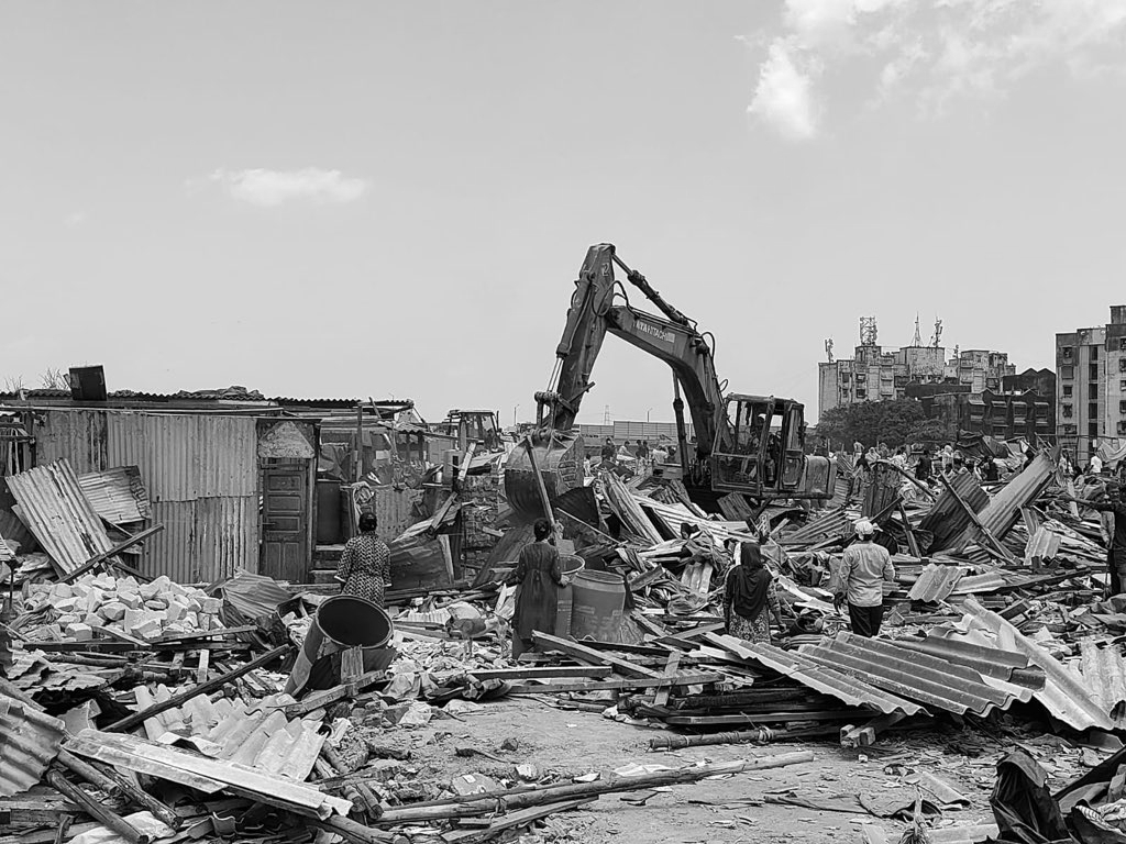 Mumbai civic body bulldozes 1,400 huts, clears 22 acres of govt land in Mankhurd