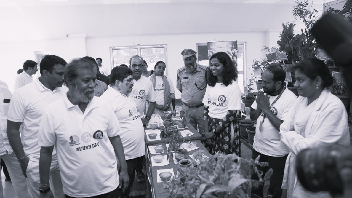 తెలంగాణ ఆరోగ్య వారోత్సవాలు: గచ్చిబౌలిలో యోగాసనాలు వేసిన మంత్రులు