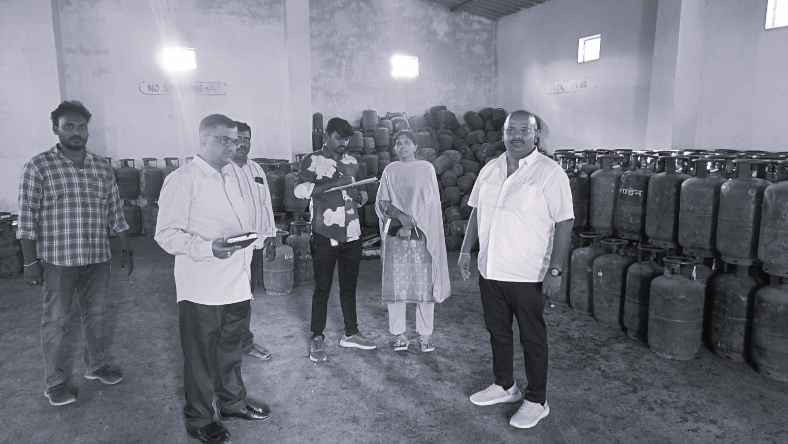 ఎల్పీజీ అక్రమ నిల్వలపై దాడులు.. రూ.1.50 కోట్ల సిలిండర్లు స్వాధీనం