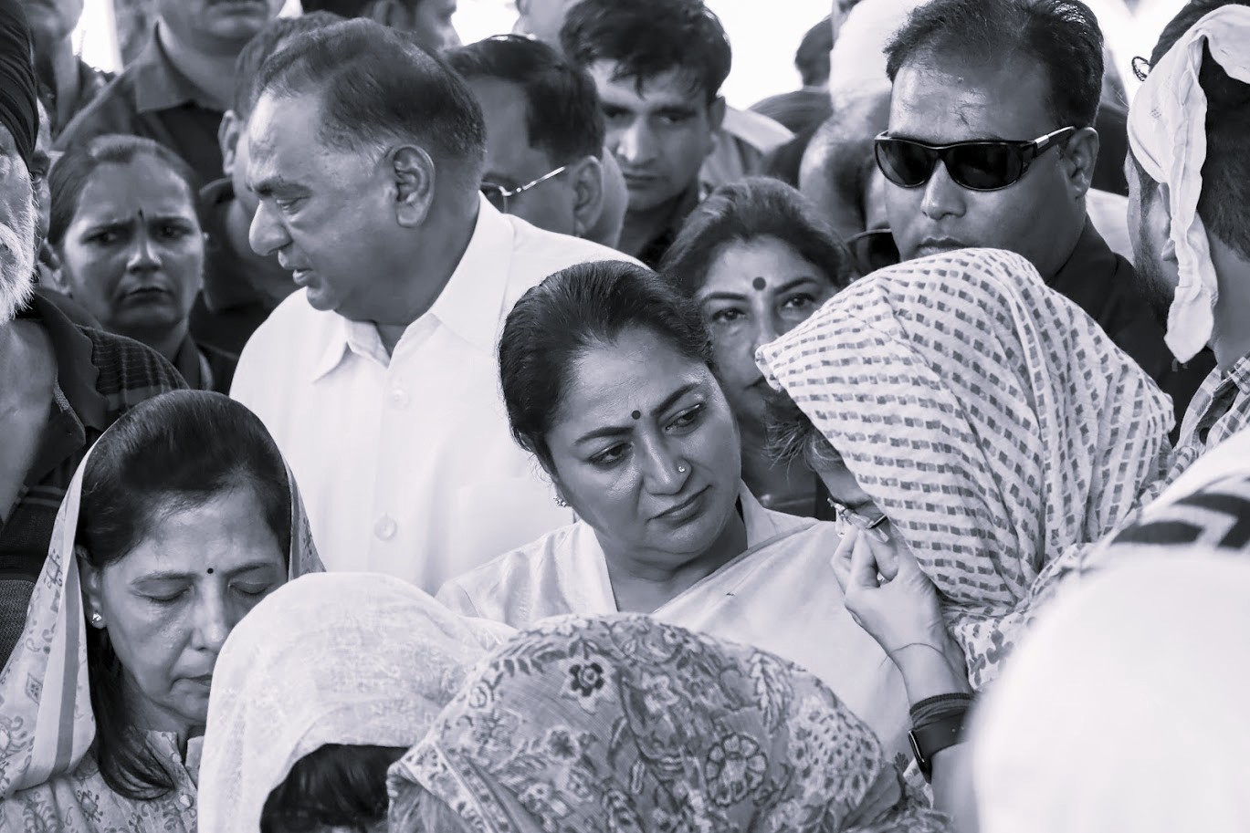 రాహుల్ గాంధీ నివాసం ముట్టడికి బీజేపీ మహిళా మోర్చా యత్నం