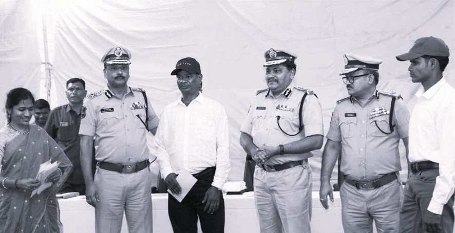 తెలంగాణ పోలీసుల ఎదుట 47 మంది మావోయిస్టుల లొంగుబాటు