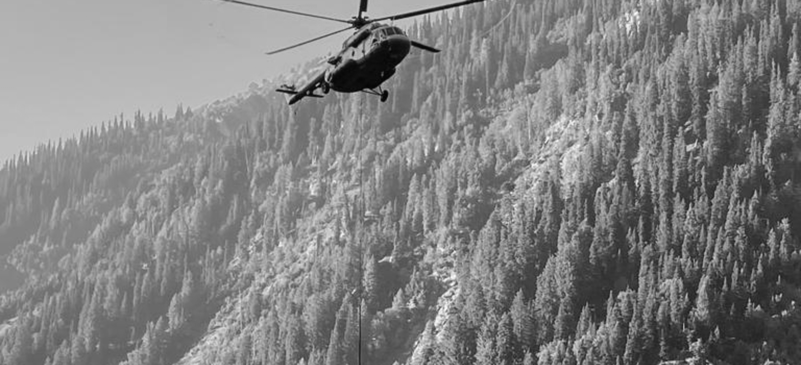 Mid-Air Glitch Leaves Two Paragliders Stranded, Airlifted Safely by IAF in Himachal