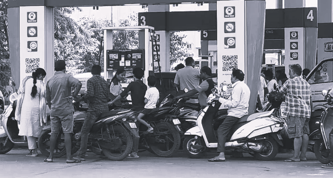 Thousands of motorists throng fuel outlets fearing petrol, diesel shortage in Andhra