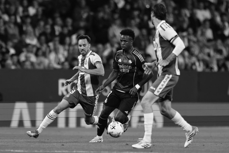 Vinícius Júnior’s Brace Keeps Real Madrid Alive as Barcelona’s Title Wait Continues