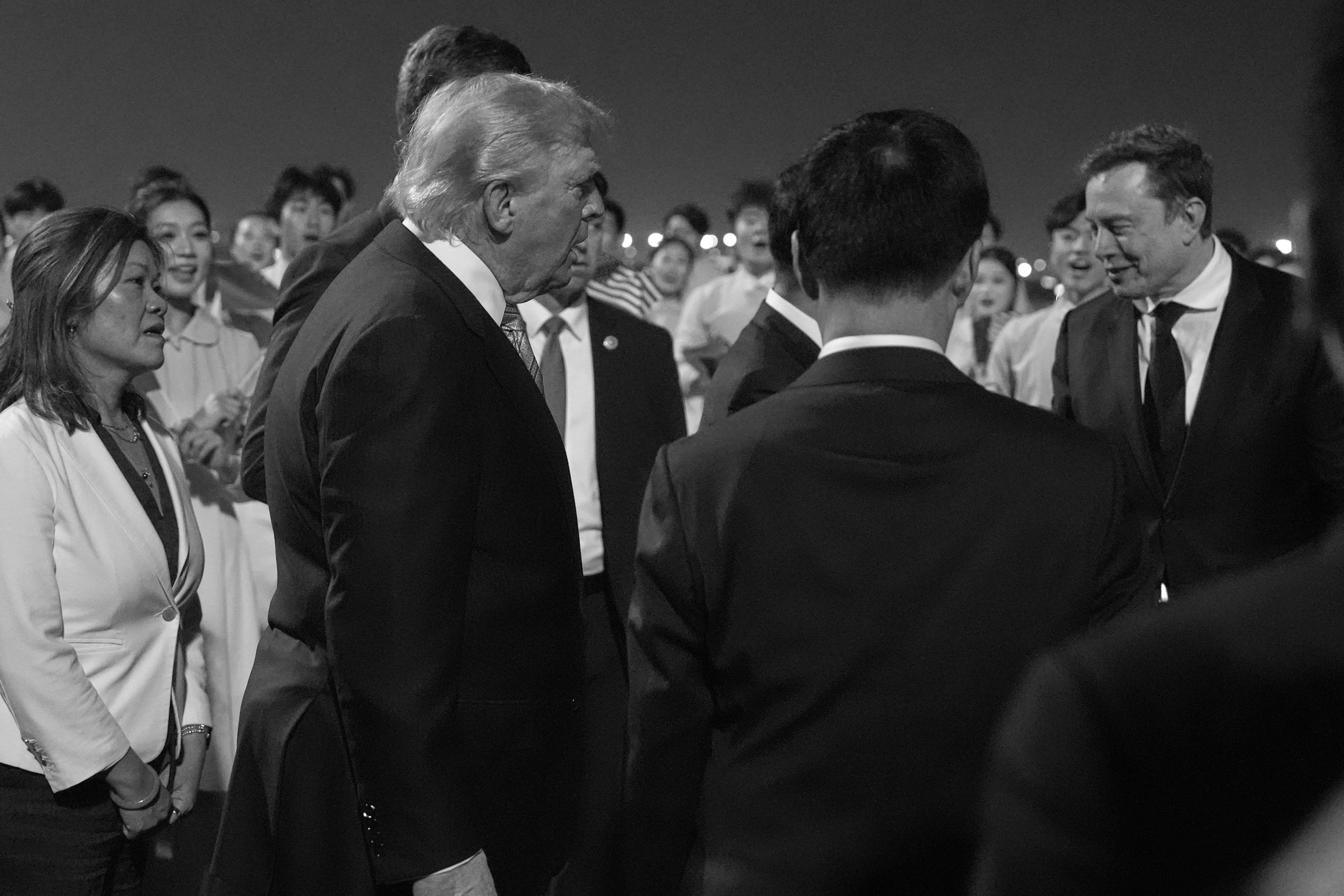 Trump Lands in Beijing With Top CEOs as Xi Talks Focus on Trade, AI and Iran War
