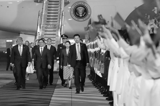 Trump Lands in Beijing With Top CEOs as Xi Talks Focus on Trade, AI and Iran War
