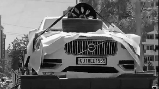 Volvo Owner Drags SUV Through Ahmedabad Over ‘Broken’ Alloy Wheel Claim