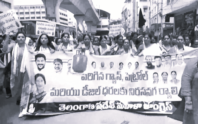 Telangana Mahila Congress Hits Streets, Demands Rollback of Fuel Price Hikes