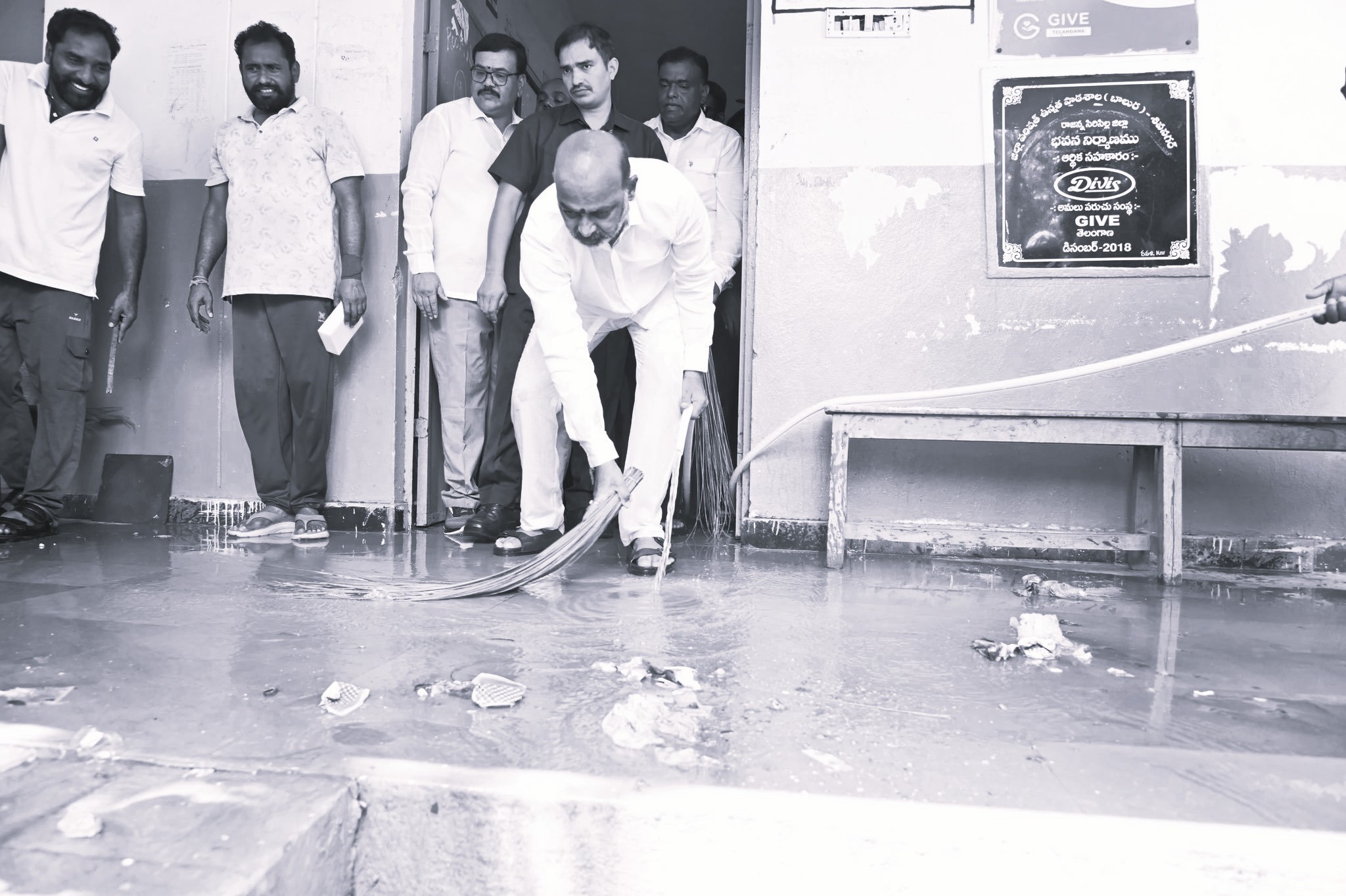 సిరిసిల్లలో ‘స్వచ్ఛ పాఠశాల’ కార్యక్రమంలో కేంద్రమంత్రి బండి సంజయ్