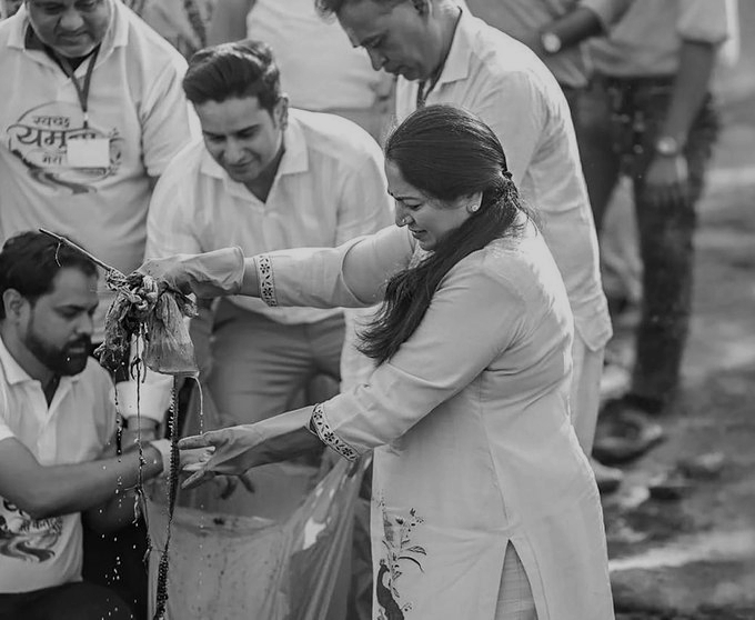 Rekha Gupta Heads Large-Scale Clean-Up Campaign Along Yamuna River