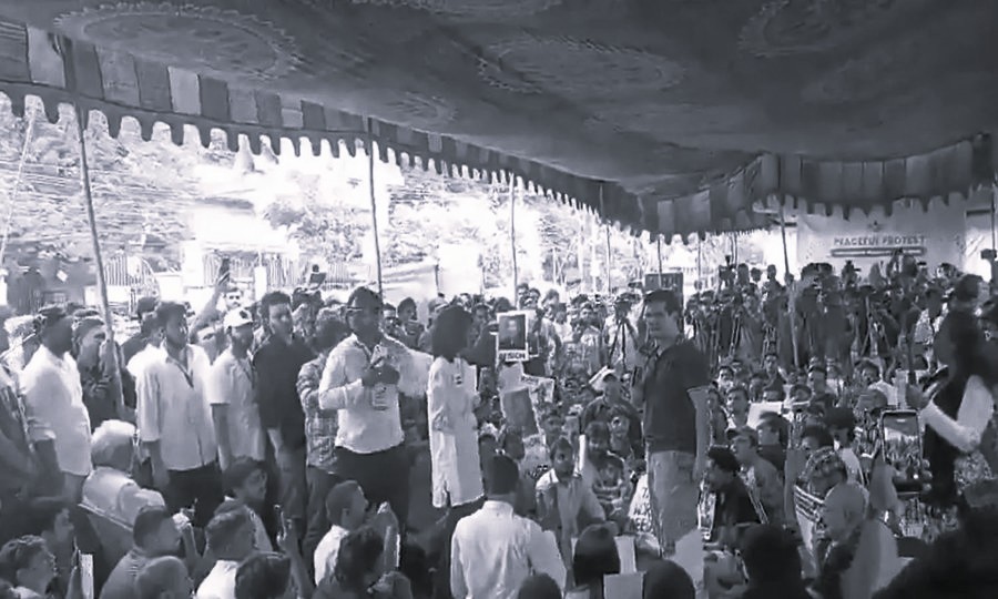 హైదరాబాద్ ఇందిరా పార్క్ వద్ద కాక్రోచ్ జనతా పార్టీ భారీ నిరసన