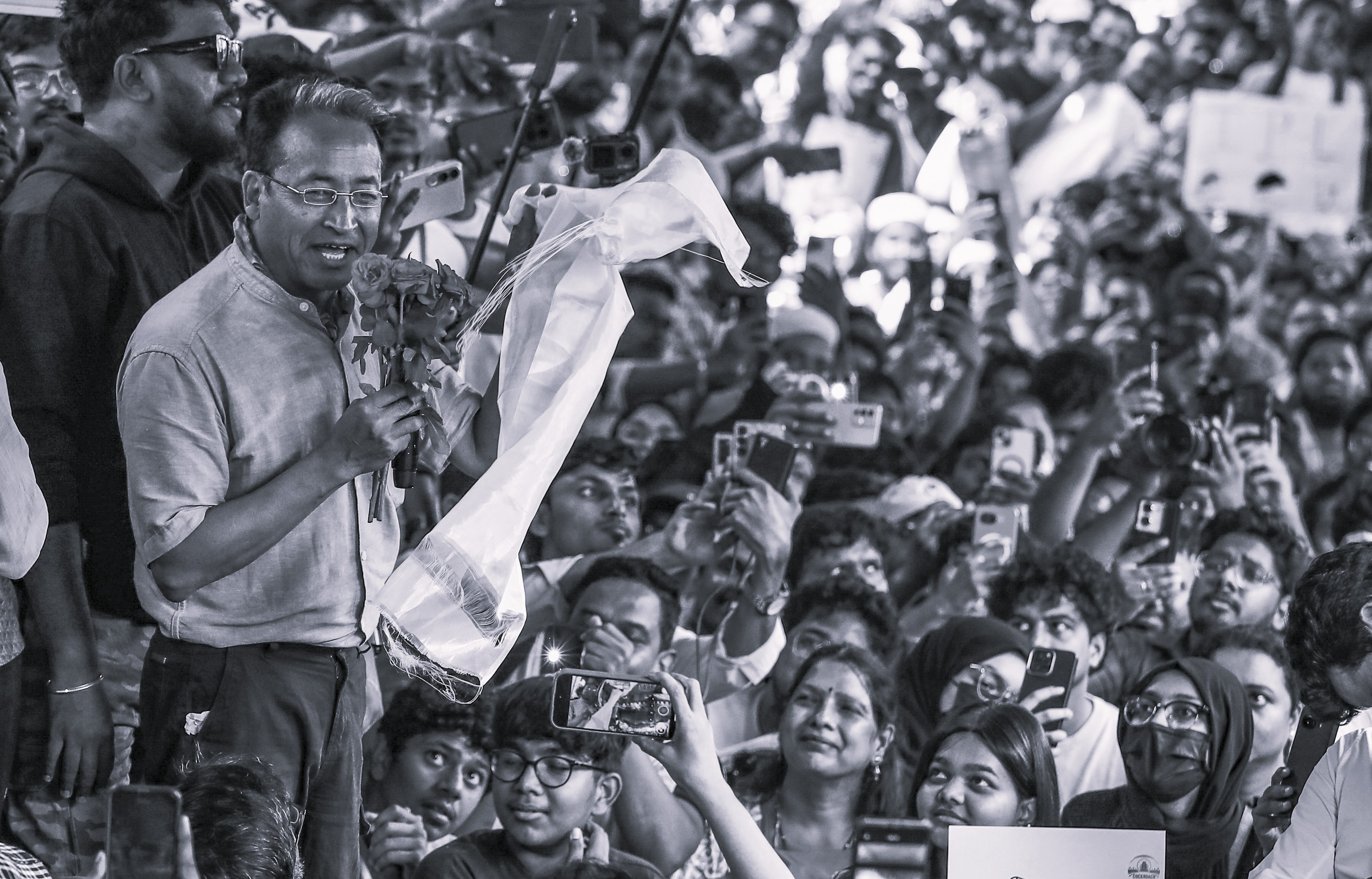 హైదరాబాద్ ఇందిరా పార్క్ వద్ద కాక్రోచ్ జనతా పార్టీ భారీ నిరసన