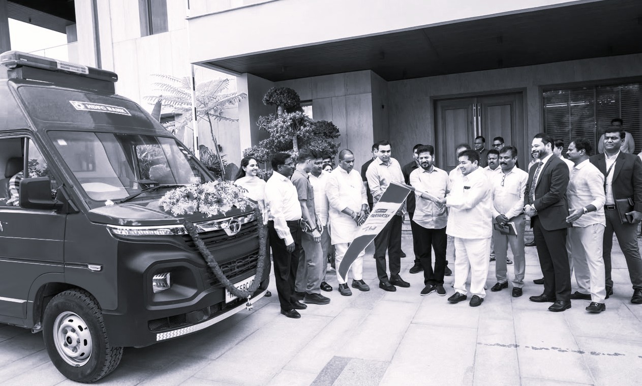 హెచ్డీఎఫ్సీ సీఎస్ఆర్తో అంబులెన్స్లు ప్రారంభించిన సీఎం రేవంత్ రెడ్డి