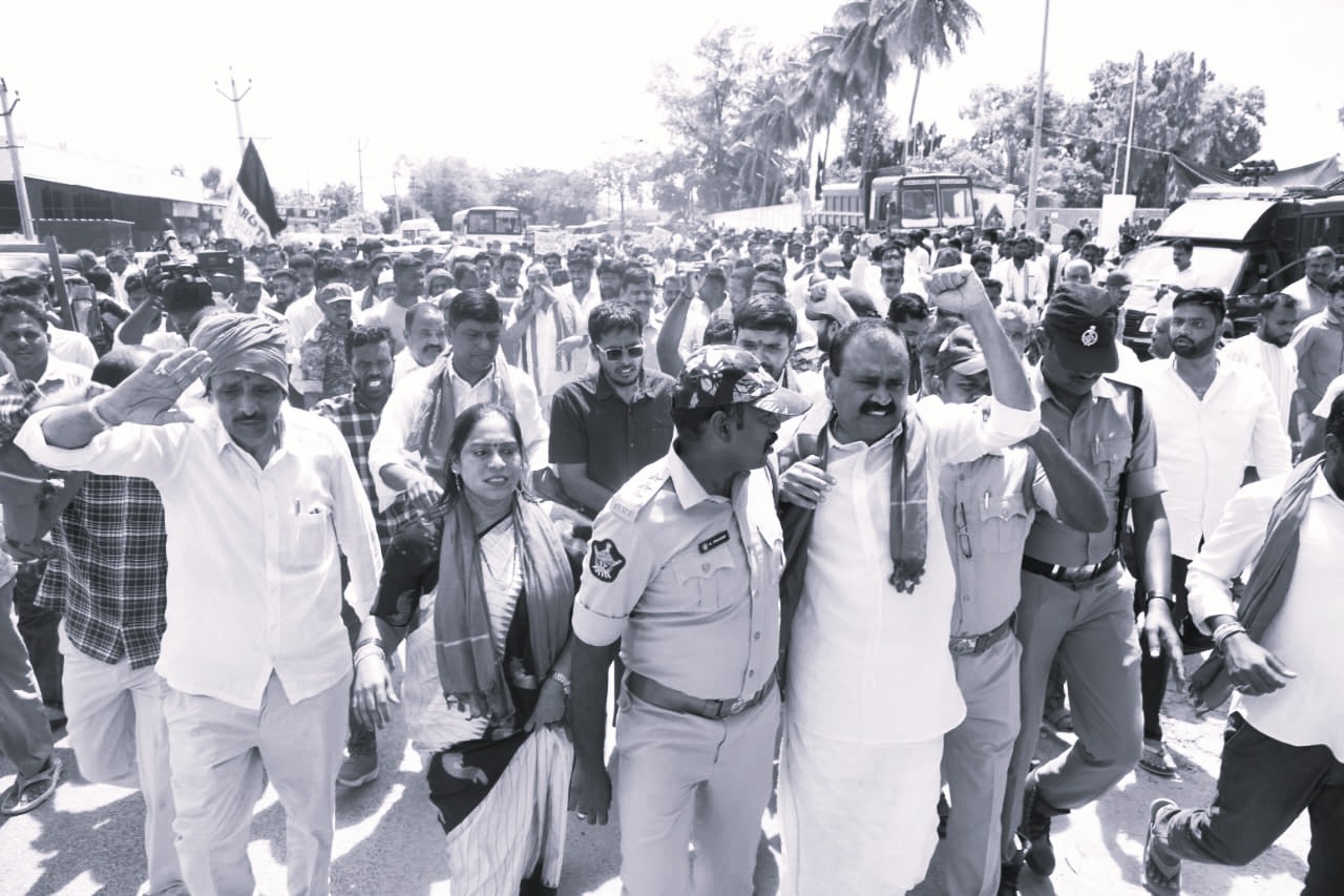 జీడీ నెల్లూరులో మామిడి రైతులకు మద్దతుగా వైయస్ఆర్సీపీ ఆందోళన