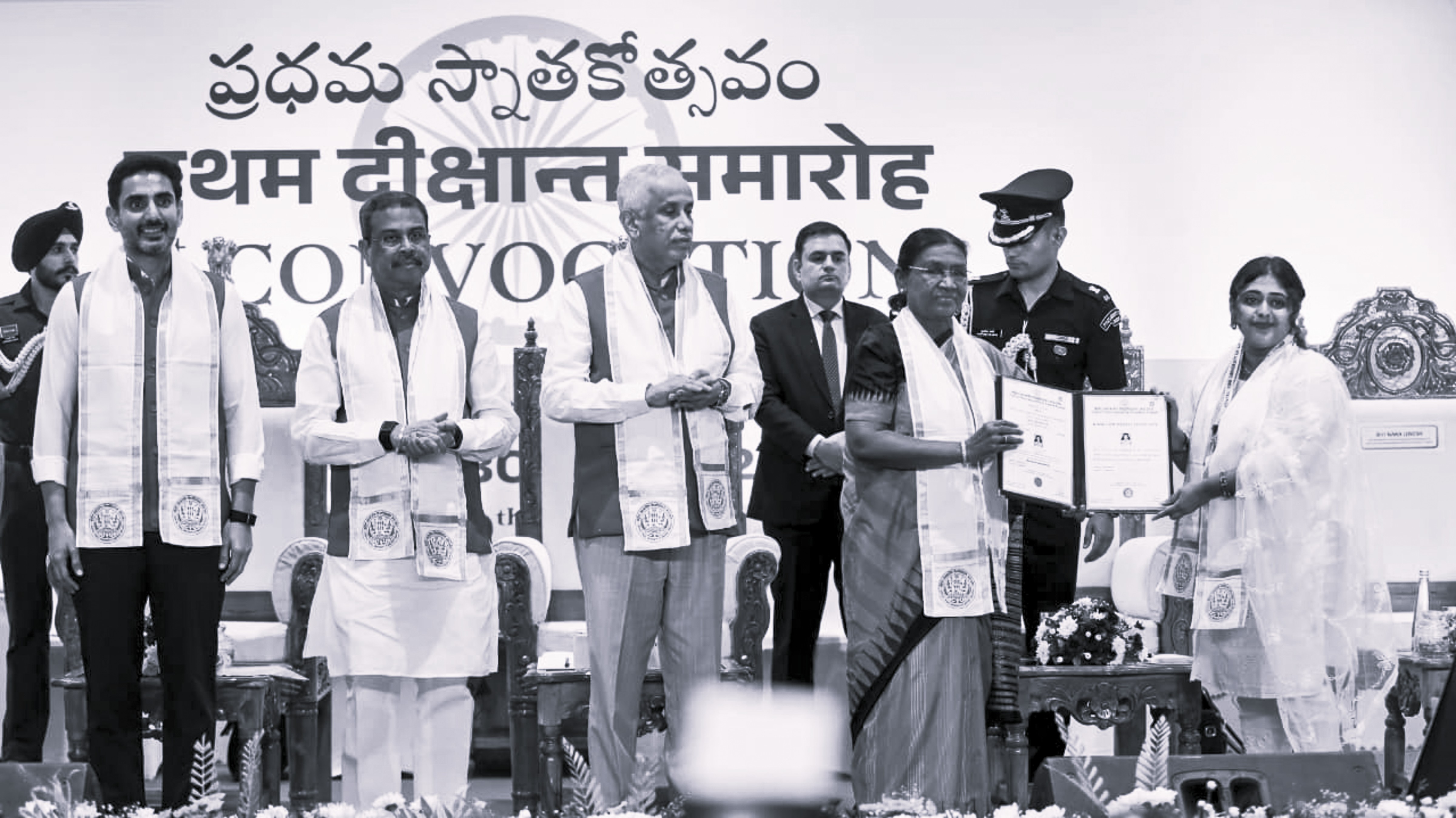 పాఠ్యపుస్తకాలకే పరిమితం కాకుండా.. మీ చుట్టూ ఉన్న పర్యావరణం నుంచి నేర్చుకోండి: రాష్ట్రపతి